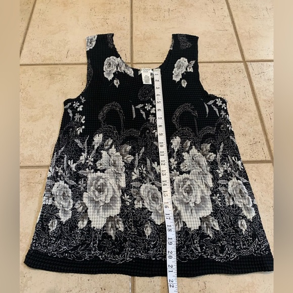 Liz Baker Woman Black & White Floral Crinkle Sleeveless Top 2X - Picture 5 of 5